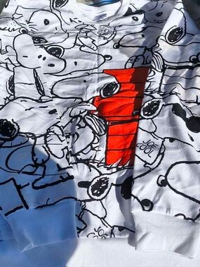 Peanuts White Snoopy-Allover On Dog House Top with Red Accent Dead Stock